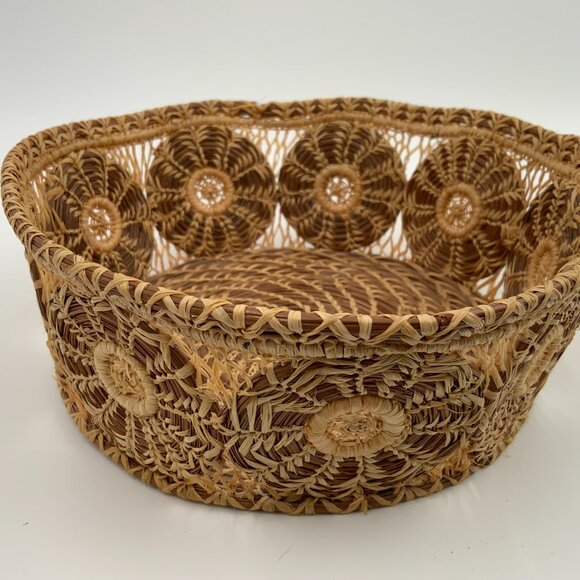 Beautiful 8" Round Vintage Coiled Pine Needle Basket - Picture 4 of 5